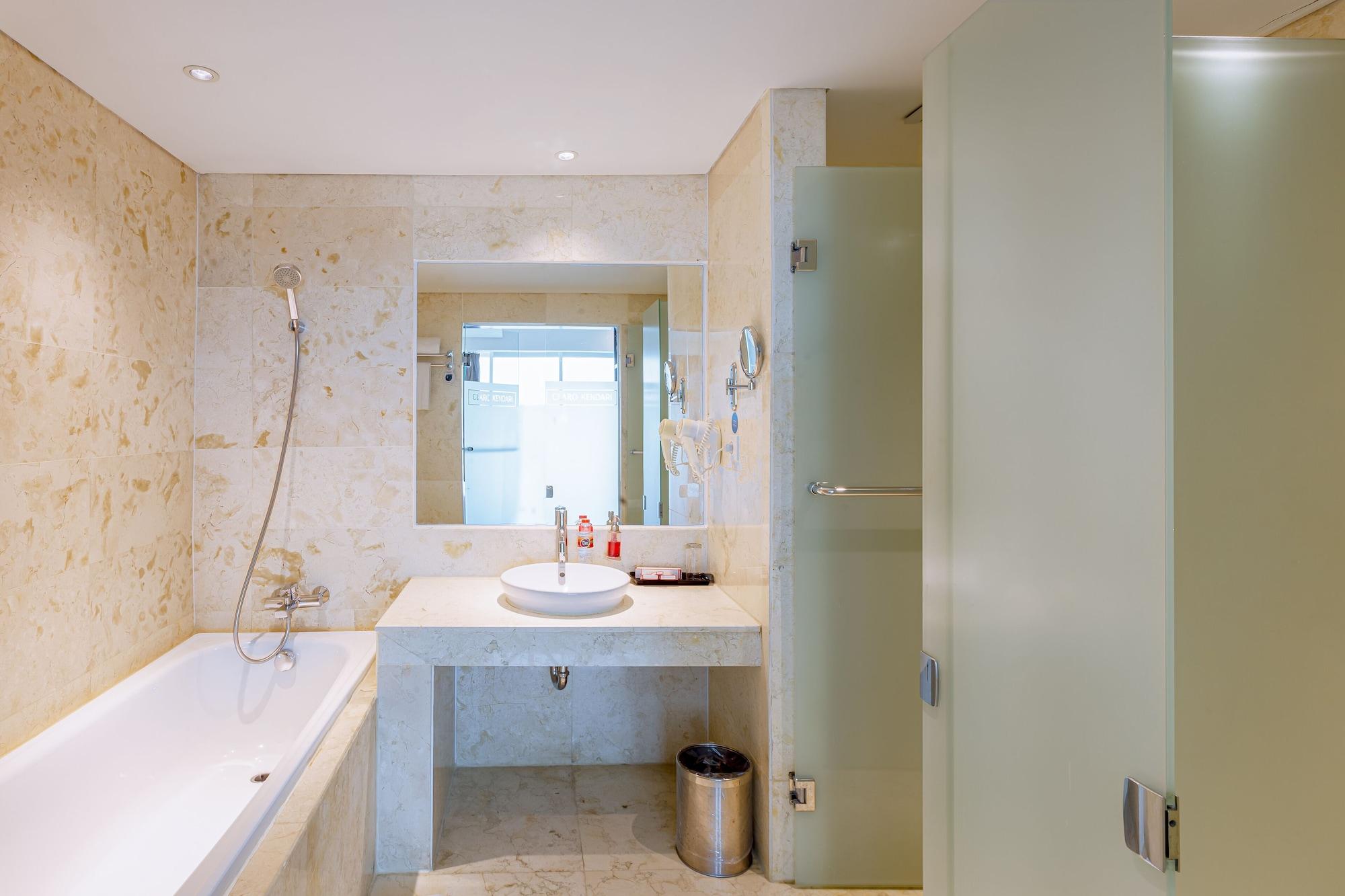 Claro Hotel Кендари Екстериор снимка
