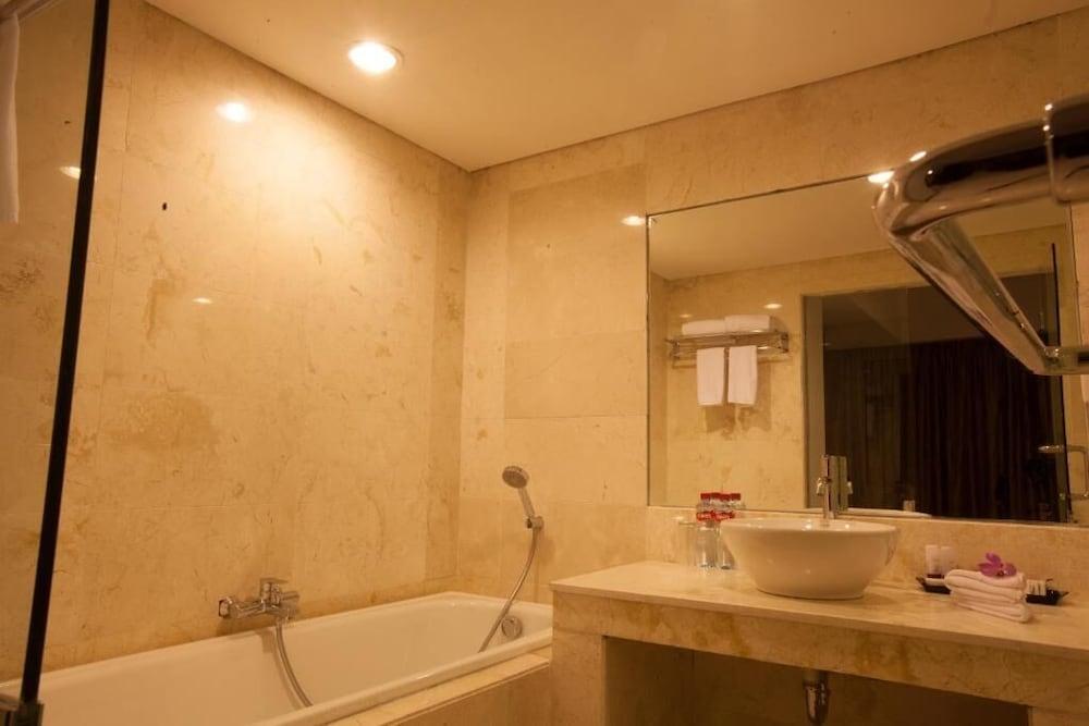 Claro Hotel Кендари Екстериор снимка