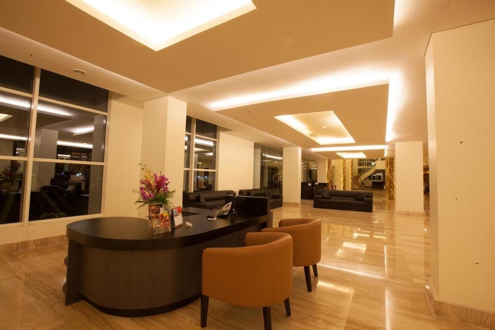 Claro Hotel Кендари Екстериор снимка