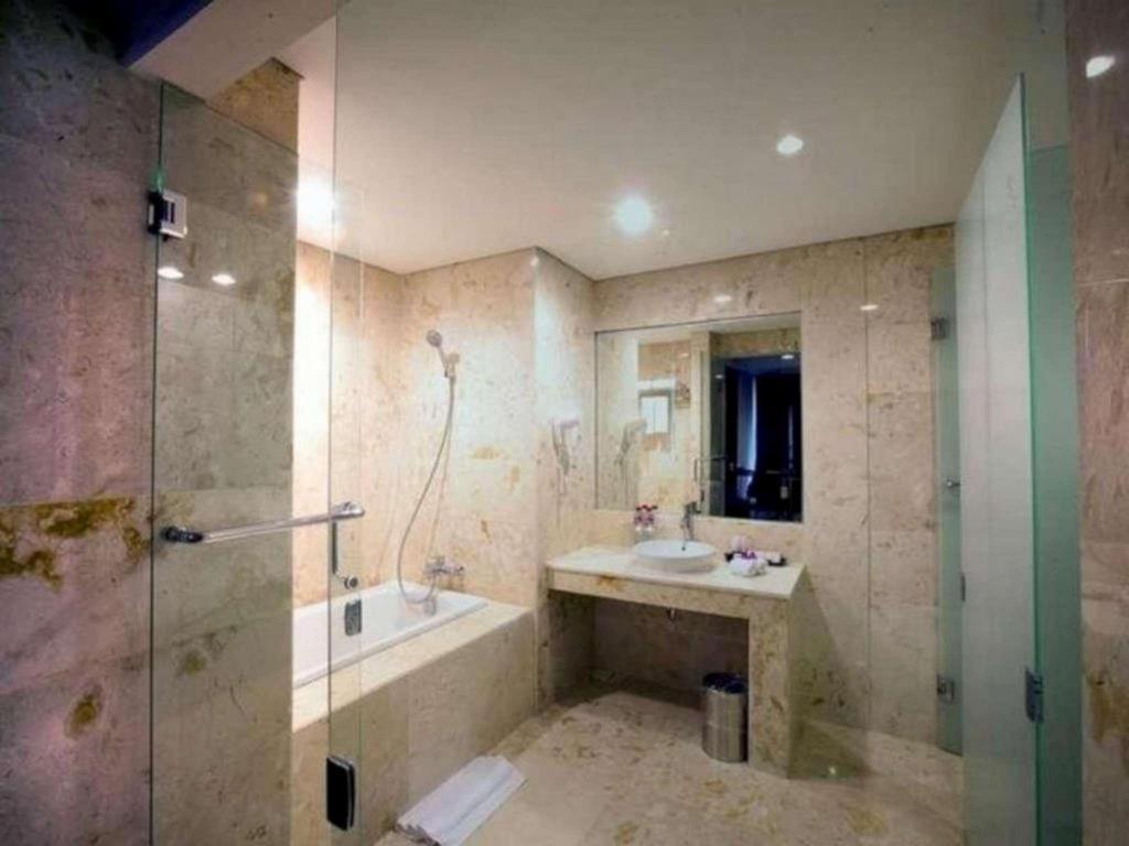 Claro Hotel Кендари Екстериор снимка
